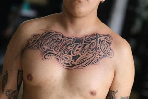 Tatuajes en el pecho letras para hombre